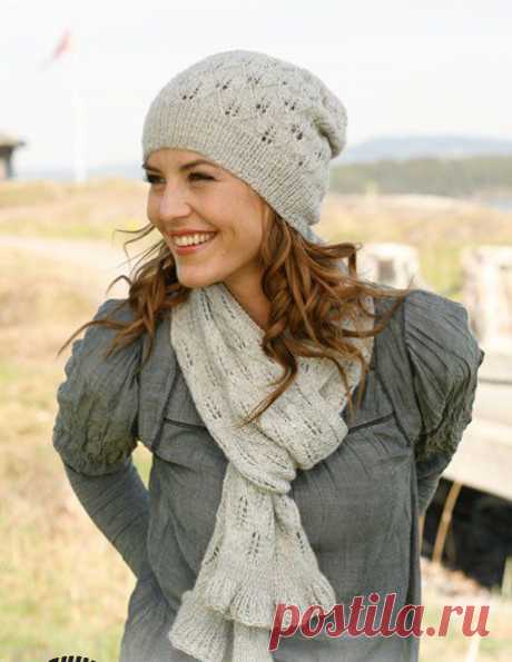Женская вязаная шапочка и шарф с ажурным узором.