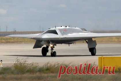 В США назвали российский дрон «Охотник» опасной разработкой. Российский тяжелый ударный беспилотный летательный аппарат С-70Б «Охотник», который может нести ракеты и бомбы во внутренних отсеках, представляет реальную угрозу, пишет американское издание 19FortyFive. Отсутствие вооружения на внешней подвеске снижает радиолокационную заметность С-70Б.