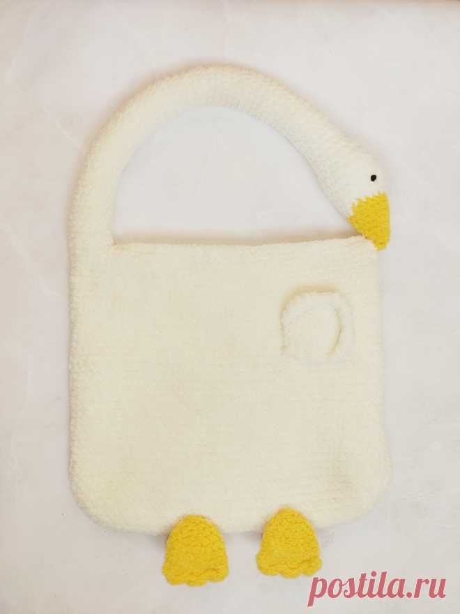 PDF Сумка Фламинго и Гусь крючком. FREE crochet pattern; Аmigurumi animal patterns. Амигуруми схемы и описания на русском. Вязаные игрушки и поделки своими руками #amimore - детская сумка в виде Фламинго и Гуся из плюшевой пряжи, большая плюшевая сумочка для детей, птицы.