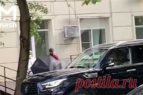 Появилось видео выписки МакSим из больницы. В сети появилась видеозапись выписки российской поп-певицы МакSим (настоящее имя — Марина Амбросимова) из больницы. На кадрах видно, что исполнительницу в инвалидном кресле из медучреждения подвозят к автомобилю. Женщину сопровождали врачи в защитных костюмах и неизвестный мужчина.