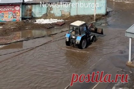 В российском городе решили осушить огромную лужу ковшом трактора. Из-за разлившихся рек и озер в Оренбурге и области образовались огромные лужи. Одну из заполнивших дорогу луж решили убрать с помощью трактора. На кадрах соответствующего ролика видно, что с помощью ковша машины коммунальщики пытаются зачерпнуть воду и, разогнавшись, сбросить ее в кювет за дорогу.