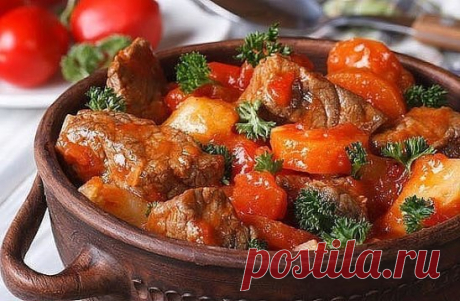 ВКУСНЕЙШИЙ ГУЛЯШ
Состав:
- 300г филе мякоти говядины
- 1 средняя луковица 
- сметана 20% 2 ст.л. с горкой
- кетчуп 1 ст.л.
- мука 2 ст.л. с небольшой горкой
- перец горошком 3-5 шт
- лавровый лист 1шт
Приготовление:
1. Нарезать говядину кусочками по 3 см. 
Выложить на антипригарную сковороду, посолить по вкусу и потушить с небольшим количеством растительного масла (у меня было 3 чайные ложки) практически до готовности. Если мясо еще очень жесткое, а собственный сок уже выкипел -то подлить