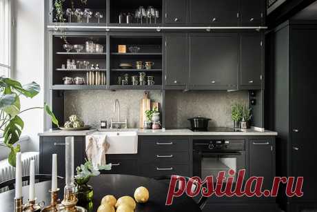 Небольшая квартира с роскошной черной кухней (40 кв. м)