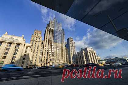 Россия ввела санкции против Бена Стиллера и Шона Пенна. Министерство иностранных дел России внесло в санкционные списки 25 американцев, включая актеров Шона Пенна и Бена Стиллера. Кроме Пенна и Стиллера, в числе попавших под рестрикции оказались: замминистра торговли США Мэтью Аксельрод, а также сотрудник Института мировой политики Пол Гобл.