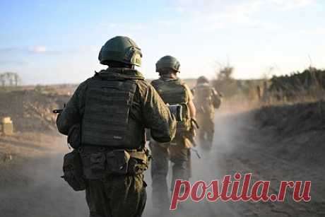 В России выделили средства на поддержку мобилизованных и контрактников. Распоряжением главы правительства РФ Михаила Мишустина на выплаты в 2024 году отдельным категориям мобилизованных и контрактников выделено 4,063 миллиарда рублей, что позволит возобновить выплаты пенсий по выслуге лет находящимся среди них пенсионерам различных силовых структур, следует из документа.