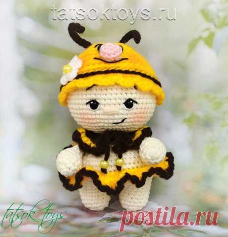 PDF Малыш Пчёлка крючком. FREE crochet pattern; Аmigurumi doll patterns. Амигуруми схемы и описания на русском. Вязаные игрушки и поделки своими руками #amimore - маленькая кукла в наряде пчелы, пупс в костюме пчёлки, куколка, пупсик, девочка.