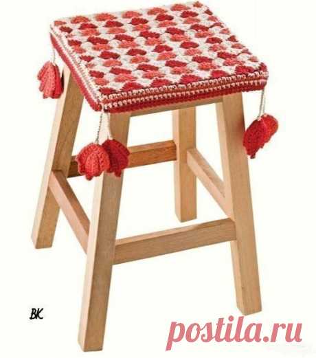 Яркая сидушка на табурет