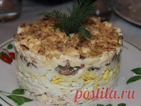 Салат с курицей , грибами и грецким орехом