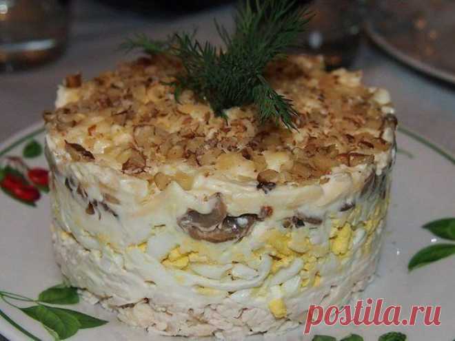 Салат с курицей , грибами и грецким орехом