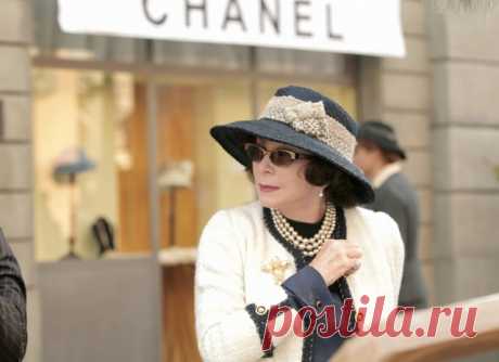 Знаменитая Коко Шанель (Coco Chanel), настоящее имя которой Габриэль Бонёр Шанель (Gabrielle Bonheur Chanel), является идолом и идеалом уже для многих поколений. Эта французская женщина-модельер за 87 лет жизни подарила миру элегантный стиль в одежде, принесла в женскую моду брюки, маленькое черное платье, приталенный жакет, бижутерию, удобные дамские сумочки, создала свои фирменные духи, основала Дом моды Chanel, а также оставила нам бесценные советы, которые уже стали афоризмами.