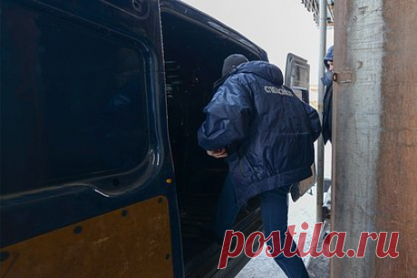 В российском регионе грабители украли два мешка золота на 210 миллионов рублей. В Забайкалье трое грабителей украли из машины «Спецсвязи», который перевозил драгоценный металл с рудника «Таборный», два мешка золота на 210 миллионов рублей. Неизвестные следовали за грузовиком инкассаторов от рудника, а когда тот остановился у почтового отделения в поселке Новая Чара, вскрыли на машину.