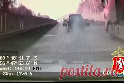 В России погоня со стрельбой из-за непристегнутого ремня попала на видео. В Екатеринбурге полицейские устроили погоню со стрельбой за водителем автомобиля Toyota Land Cruiser, который во время движения не был пристегнут ремнем безопасности. В какой-то момент водитель потерял контроль над управлением транспортного средства и, наехав на лежавший на обочине снег, вылетел в кювет.