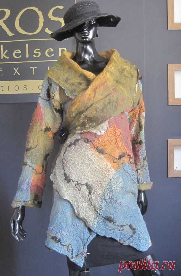 Giuseppina Italia приколол(а) это к доске Felted jackets, coats & wra…