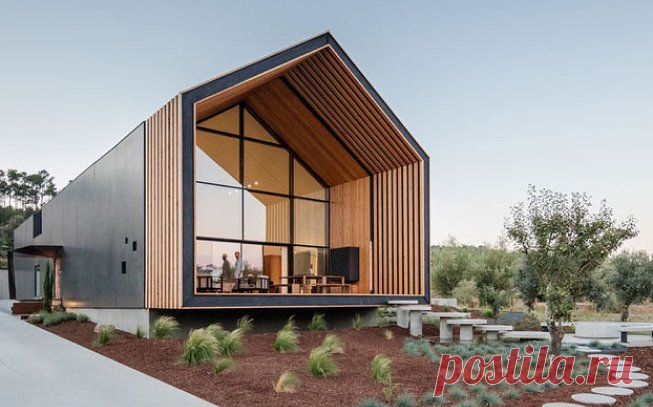 #housegoals. 22 casas modernas em Portugal e no mundo para se inspirar Jardins interiores, paredes envidraçadas e construções funcionais. Estes são alguns dos traços das mais bonitas casas modernas. Inspire-se!