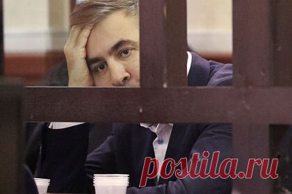 Этапирование Саакашвили из больницы в тюрьму отложили. Бывший президент Грузии Михаил Саакашвили временно останется в военном госпитале Гори, несмотря на решение властей этапировать политика обратно в тюрьму. Перевод был отложен из-за инцидента, который произошел с оппозиционером накануне, 27 декабря. Он упал в обморок, когда узнал о возвращении в камеру.
