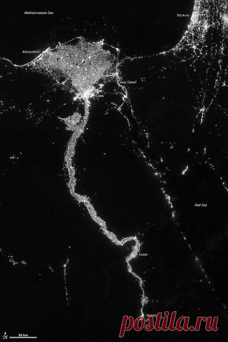 Снимок NACA, ночные огни городов, вдоль течения Нила.