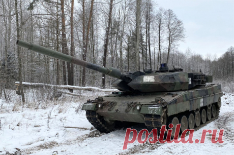 ВС РФ эвакуировали трофейный танк Leopard из зоны боевых действий. Эвакуационной команде пришлось разрывать гусеницы танка подрывом.