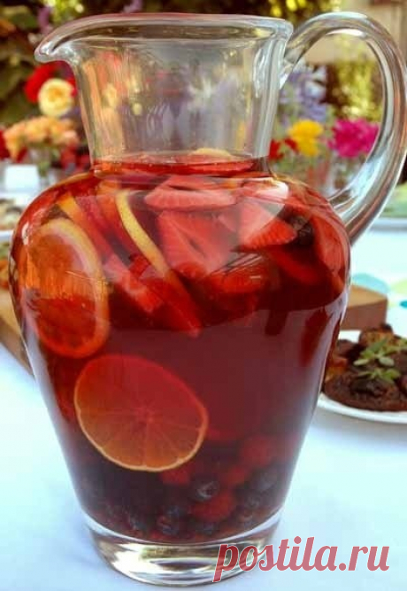 Сангрия (Sangria)

Самый популярный, разве что после пива и вина, напиток в Испании. Приготовленная правильно сангрия, не имеет ничего общего с синтетической покупной.

Ингредиенты:

1,2 л красного сухого вина
5 ст.л. сахара (или по вкусу)
Сок 1-го апельсина
2 апельсина, порезать полу кружочками
1 лимон, порезать полу кружочками
1 палочка корицы
50 мл бренди или коньяка
Для подачи:
200 мл сильно газированной воды (можно упустить)

Приготовление:

1) Смешать все фрукты для ...