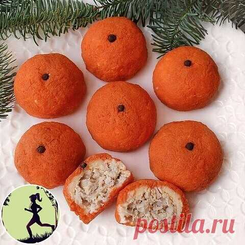 ЗАКУСКА «МАНДАРИНКИ» к праздничному столу  by pokrovskaya_fit 

Ингредиенты: 

куриная грудка - 180 г 

3 средних моркови 

130 г сыра 

2 яйца 

2 зубчика чеснока 

3 ст.л сметаны 10% 

соль, перец по вкусу 

черый перец для украшения 

Приготовление: 

Отвариваем морковь, яйца и натираем на мелкой терке. Натираем сыр на мелкой тёрке. Чеснок через пресс. 

Смешиваем яйца, сыр и чеснок, добавляем 2 ст.л сметаны. Немного солим, перемешиваем. 

 Грудку готовим любым способом...