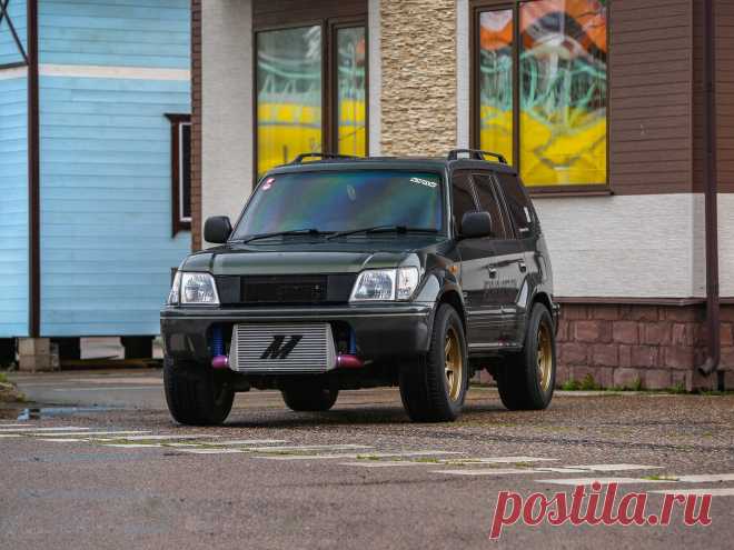 Рамный… спорткар?! Тюнинг Toyota Land Cruiser Prado II J90 Давайте сразу определимся: да, это «девяностый» Prado. Да, он рамный. Да, у него сзади неразрезной мост. И да, он построен для того, чтобы ездить быстро. А теперь попробуем разобраться, как так получи