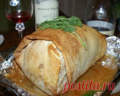 Курица в лаваше. Курица в лаваше. И тесто, и курица, и начинка бесподобны! Готовлю много лет и не изменю этому рецепту!
Для этого блюда нам понадобится небольшая курица.
Курицу солим, перчим, обмазываем специями, чесноком и т.д. Оставляем немного промариноваться.

Для начинки нам понадобится:
сыр,
долька лимона,
помидоры.


Берем сыр и помидоры в равных пропорциях и начиняем плотно курицу.
Листы лаваша стелим внахлест, смазываем сверху растительным маслом и кладем курицу н...
