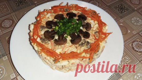 Салат с копченой курицей, грибами и морковью по-корейски
