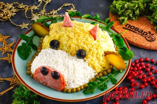 Салат с копченой колбасой на год Быка

Удивить гостей необычной подачей вкусного салата можно в новогоднюю ночь, украсив блюдо в честь наступающего символа следующего года — Быка. Уши можно сделать из соленых огурцов, глаза — из маслин.

Никто не догадается, какое именно блюдо спрятано под таким красочным оформлением, но все гости непременно захотят его попробовать. Выкладывайте салат на блюдо перед подачей на стол. Не забывайте про свежую зелень в качестве украшения.

Инг...