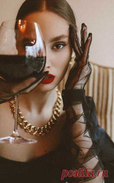 Женщина, как хорошее вино в изящном сосуде, букет которого изыскан, но может выдохнуться, если вовремя не закупорить поцелуем.