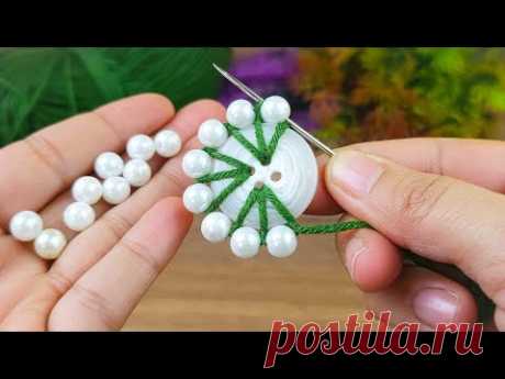 I made a New Year's gift using a shirt button and white pearls. I got the order.  #crochet #knitting