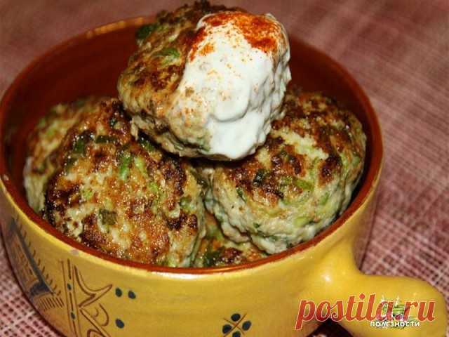 Такую вкусноту из кабачка ты вряд ли когда-либо пробовал! Пышные котлетки прямо к ужину.
Это блюдо создано словно специально для тех, кто не любит кабачки.  Представляем кабачковые котлеты с фаршем: ароматные, пышные, нежные, они заставят поменять мнение об кабачках любого привереду!