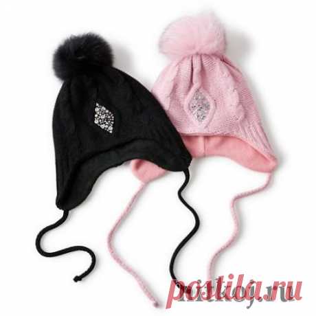 Шапочка спицами девочке

Эта оригинальная шапочка спицами девочке облетела наверное весь интернет.
К сожалению ни в одном источнике не указан автор.