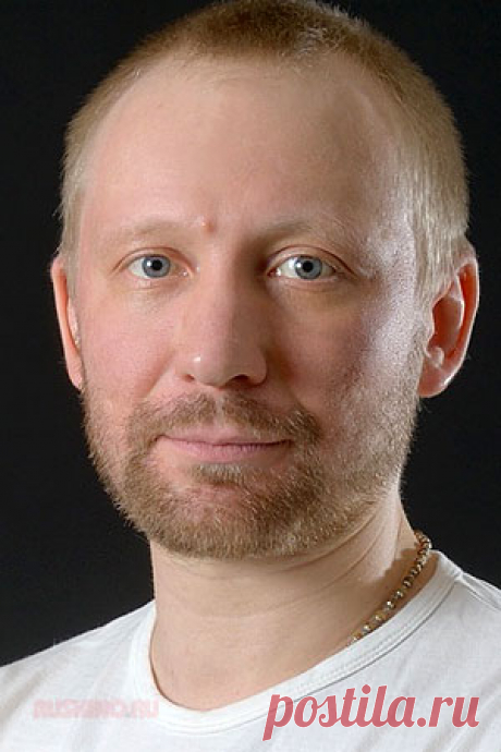 Дмитрий Куличков — биография, фильмография, фотографии актёра Родился 3 июня 1979г. В 2001г. окончил Саратовскую Государственную консерваторию им. Л. Собинова (мастерская А. Галко). В 2004г. окончил Школу-студию МХАТ (курс Е. Каменьковича). С 2004г. - актер Театра-студии п/р О. Табакова. Сотрудничает с МХТ им. А.П. Чехова, с Московским ТЮЗом.