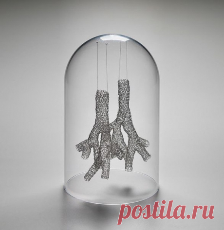 Artist and Associate Professor at the School of Art and Design at the University of Michigan Anne Mondro spent an entire year researching thoroughly the anatomy of the human heat in order to replicate it. She crafted the organ by painstakingly crocheting tinned copper wire. / Западло