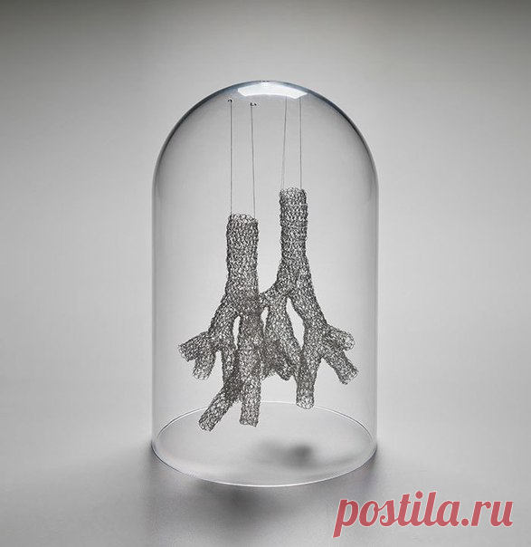 Artist and Associate Professor at the School of Art and Design at the University of Michigan Anne Mondro spent an entire year researching thoroughly the anatomy of the human heat in order to replicate it. She crafted the organ by painstakingly crocheting tinned copper wire. / Западло