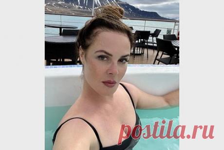57-летняя ведущая Екатерина Андреева показала фото без фильтров в купальнике. Российская телеведущая Екатерина Андреева снялась в купальнике во время отдыха в Арктике. Знаменитость поделилась фото, сделанным в джакузи на фоне Северного Ледовитого океана. Она продемонстрировала декольте с верхнего ракурса, а также показала внешность без фильтров, подчеркнув черты лица с помощью косметики.