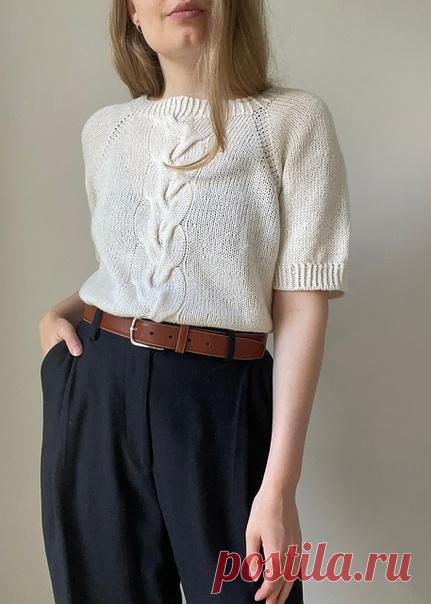 Запись на стене ФУТБОЛКА 💜 BUSAN - TEE 💜Дизайн Karoline Skovgaard BentsenBusan Tee- это воздушная и элегантная футболка, которую можно носить все лето. Короткая и свободная  посадка идеально подходит для сочетания с юбкой на  высокой талии или классическими джинсовыми шортами.  Как и в случае с джемпером, футболку Busan tee  отличает большая коса спереди и изнаночные петли по  линиям реглана, которые продолжаются в виде линий по <b...