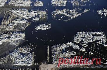 Атлантида Аргентины В нескольких сотнях километров к югу от Буэнос-Айреса лежат соленые озера Эпекуен и Кархуе, о которых было ничего не известно вплоть до конца девятнадцатого века. Эти области заселяли коренные народы. Так продолжалось вплоть до того, как военные расквартировались на одном из берегов...