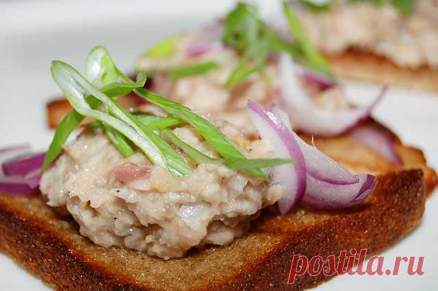 «Форшмак из селёдки классический. Советы по приготовлению»

Фото © Iam Cook
Илья Лазерсон - известный питерский повар и популяризатор кулинарии, со знанием дела, утверждает, что форшмак надо готовить не просто из селёдки, а именно из ржавой селёдки со дна бочки. Так его учила бабушка, которая знала секрет самого лучшего форшмака…
Хотелось бы заметить, что нет и быть не может классического рецепта форшмака, даже если мы под этим термином имеем ввиду еврейский вариант этого ...