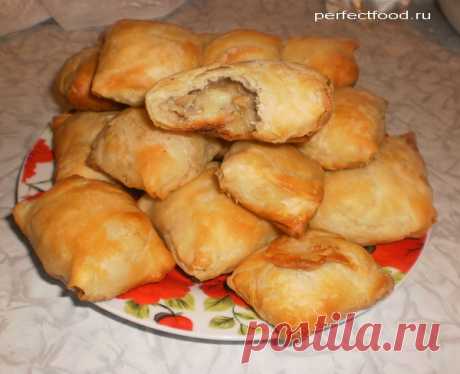 Пирожки из слоёного теста с грибами и картошкой