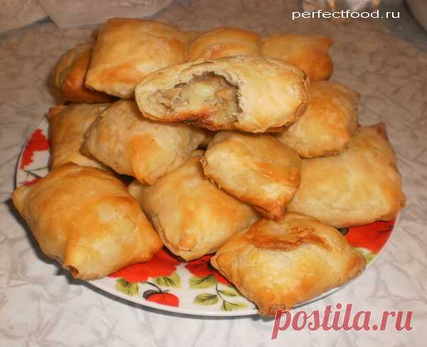 Пирожки из слоёного теста с грибами и картошкой