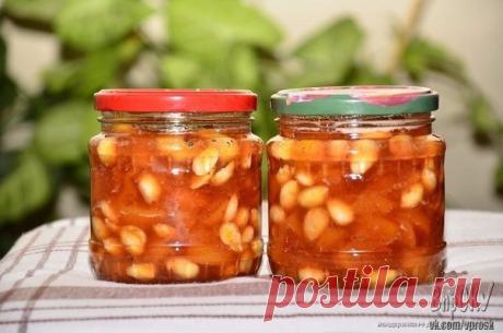 Варенье персиково-медовое с орешками

Ингредиенты

 Персики - 1 кг
 Сахар- 600 гр
 Мёд - 2 ст. ложки
 Вода 1 стакан
 Лесные или любые другие орехи - 100 гр

Приготовление

 Ядра орехов на 5 минут залить кипятком, слить воду и еще раз замочить уже на 10 мин.

 Персики на 5 минут опустить в кипяток, а затем - в холодную воду, снять кожицу.

 Порезать персики на кусочки, удалить косточки.

 Из стакана воды, сахара,мёда готовим сироп.

 Закладываем в сироп персики и варим 20 м...