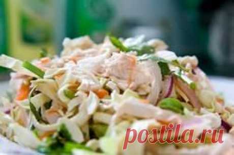 Салат с курицей и с корейской морковью: выбор и обработка основных компонентов блюда, рецепты со свежим огурцом, болгарским перцем, киви, гранатом, базовый рецепт, варианты заправок, идеи подачи, фото, видео