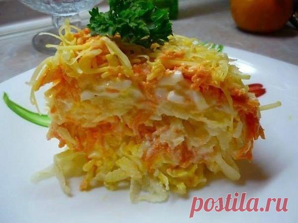 французский салат. 
2 яблока 
4 варенных яйца 
2 свежей моркови 
майонез 
лук 
сыр 

1 слой - ошпаренный лук (я делаю без лука), майонез 
2 слой - 1 яблоко, натереть на крупной терке, смазать майонезом 
3 слой - 2 яйца, натереть на крупной терке, смазать майонезом 
4 слой - 1 морковка, натереть на мелкой терке, майонез 
5 слой - сыр, натереть на мелкой терке. 
Повторяем слои: 1 яблоко, 2 яйца, 1 морковка, сыр. 

Приятного аппетита!