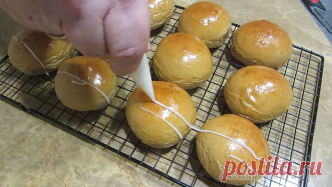 Вкуснейшие бодрящие булочки на кофейной опаре. 
100 мл холодного молока.
мука 250 гр 
сахар 2 ст.л
соль 1\2 ч.лож 
дрожжи 1 ч.лож (без верха) 
кофе с молоком 170 мл 
сливочное масло 25 гр 
сахарная пудра 2-3 ст.лож 
холодная вода 1 ч.лож
Кофейная опара. 70 мл свежесваренного кофе. Соединяем с молоком, что бы жидкость была теплой. + сахар, дрожжи и ложку муки, перемешиваем и даем постоять 2 мин. 
Соль + с мукой+опару и замешиваем тесто.