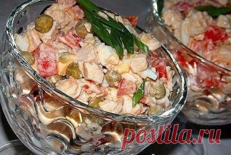 Салат "Радужная грудка".

Ингредиенты:
● Куриная грудка - 300 гр (отварная)
● Помидоры - 3 шт
● Яйца - 3 шт (варёные)
● Зелёный горошек - 0,5 банки
● Зелёный лук - маленький пучок
● Соль и специи - по вкусу
● Сметана напополам с майонезом - для заправки

Способ приготовления:
Куриную грудку нарезать маленькими кубиками, добавить нарезанные помидоры, яйца, зелёный лук, горошек, соль и специи. Заправить сметаной перемешенной с майонезом. Украсить и подавать к столу.

Приятного аппетита!