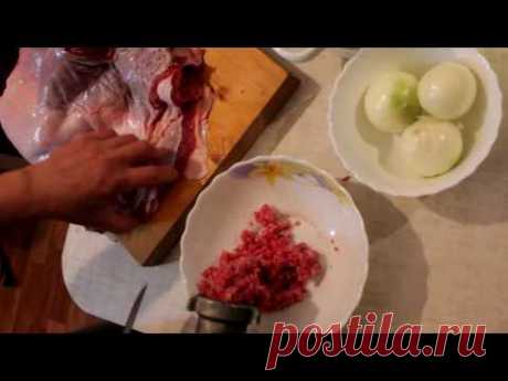 Прокручивание фарша на ручной мясорубке