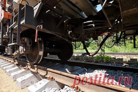 Неизвестные подорвали железную дорогу в Курской области. В Курской области неизвестные преступники взорвали железнодорожное полотно: движение поездов прекращать не стали, но пришлось снизить скорость. Повреждение рельсов железной дороги заметил сотрудник предприятия утром 24 августа. Мужчина увидел воронку под рельсом и небольшой скол на участке перегона Клюква — Курск.