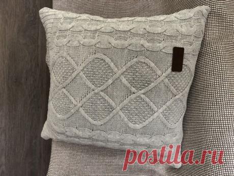 Как сшить стильную наволочку на декоративную подушку из старого свитера Как сшить стильную наволочку на декоративную подушку из старого свитераДавно хотела себе декоративную подушку с вязаной наволочкой. Была мысль ее связать, но я подумала, что это может растянуться на годы, и вот какая удача мне достался свитер. Этот свитер и ещё несколько вещей дети...