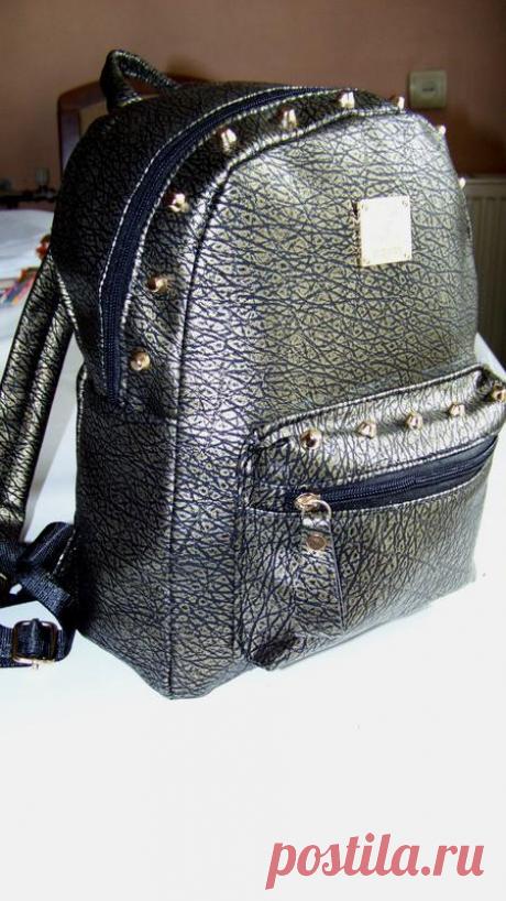 Городской кожаный рюкзак в цвете черно-золотой мрамор с заклепками за 450 грн. | Шафа Цена: 450 грн. - Городской кожаный рюкзак в цвете черно-золотой мрамор с заклепками, #7417403, Цвета: Золотистый, Чёрный, Размер: One size. Купить в Шафе недорого