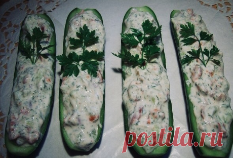 &quot;Лодочки&quot; из свежих огурцов.
на 100 гр 38,47 ккал
Нам понадобится:

*4 свежих огурца
*200 гр творога
*1 сладкий перец
*2 зубчика чеснока
*пол пучка укропа
*соль, перец по вкусу

Способ приготовления:

Огурцы моем, режем вдоль пополам. Аккуратно вырезаем мякоть, чтобы получились &quot;лодочки&quot;.

Мякоть огурцов, перец и зелень мелко режем.
Чеснок пропускаем через пресс.
Все смешиваем с творогом.
Солим, перчим .
Начиняем &quot;лодочки&quot; и наслаждаемся вкусом.